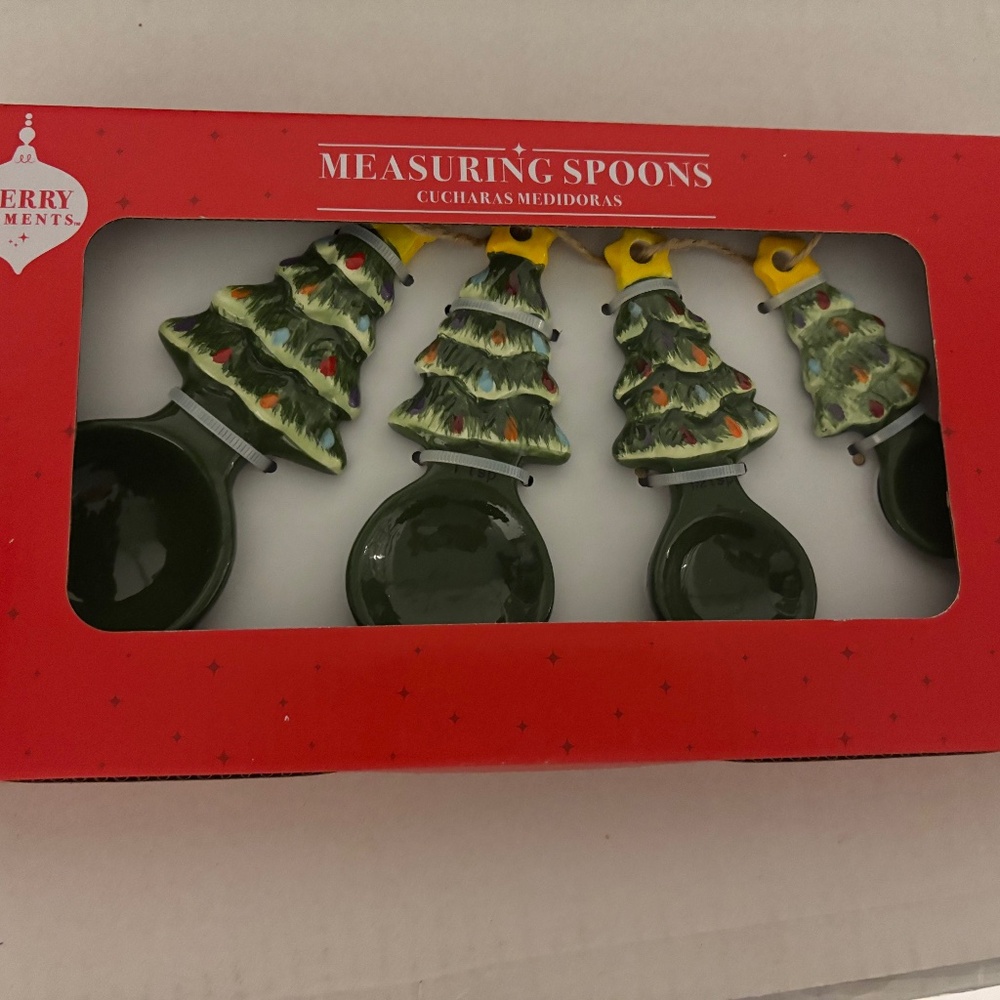 NWT Christmas tree ceramic  measuring spoons